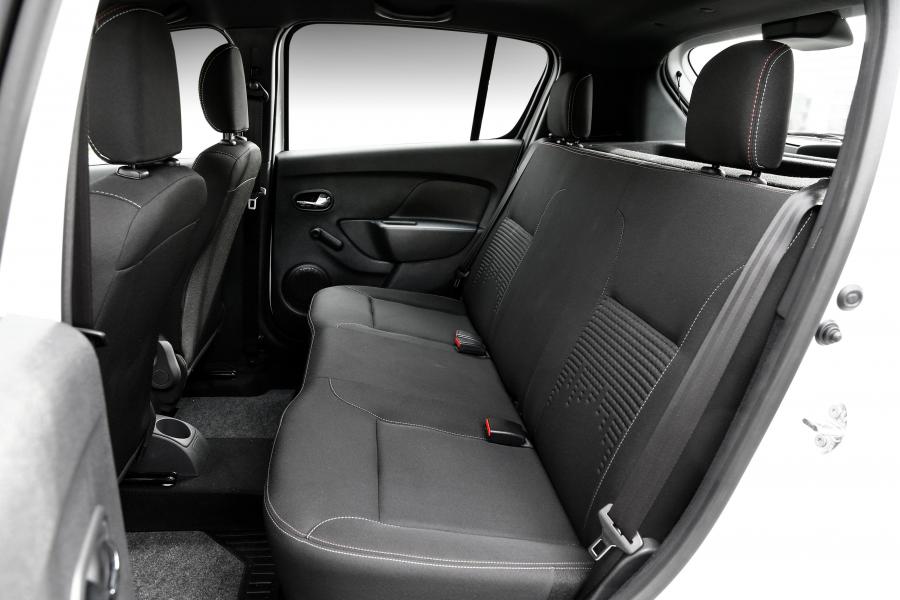 Интерьер Renault Sandero Vibe 2016 года  (фото 10 из 12)